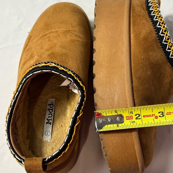 Mudd size 7 Tan faux suede slides with a boho vibe trim - Picture 3 of 6